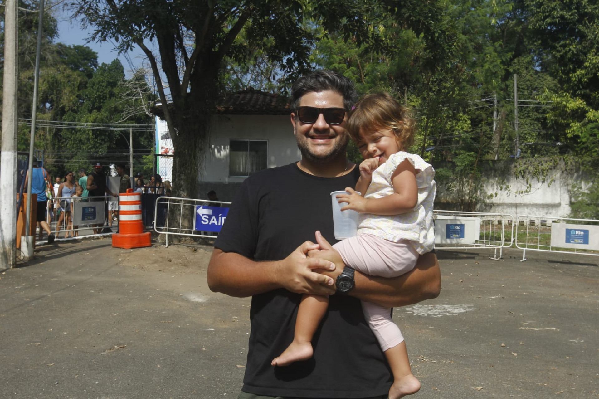 Oficial da Marinha Mercante Vitor Moreira, de 34 anos, ao lado da filha Gabi, de 2 anos - Reginaldo Pimenta/Agência O Dia