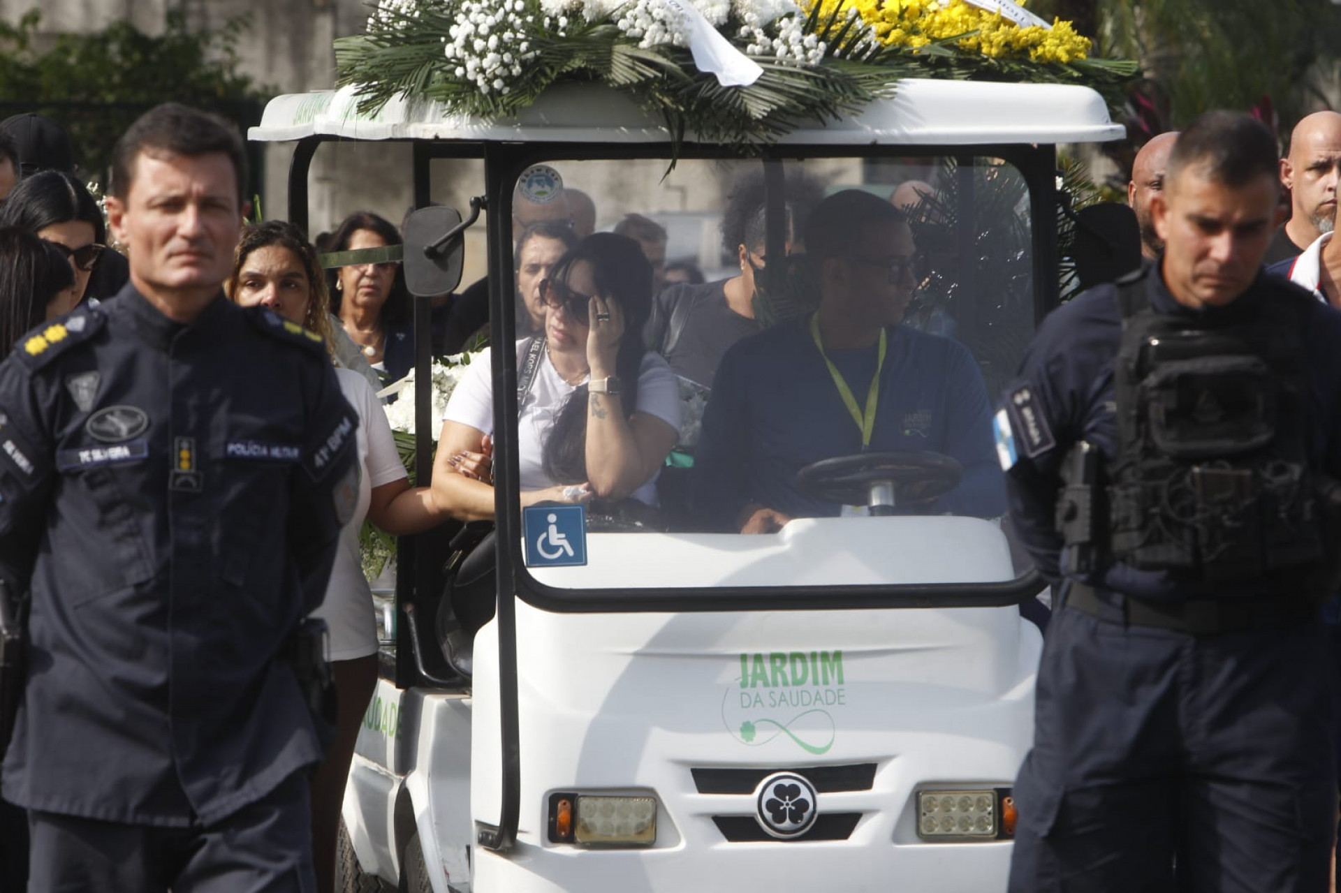 Familiares e amigos se despedem no sepultamento do Sargento Rildo Monteiro dos Santos  - Reginaldo Pimenta / Agência O Dia