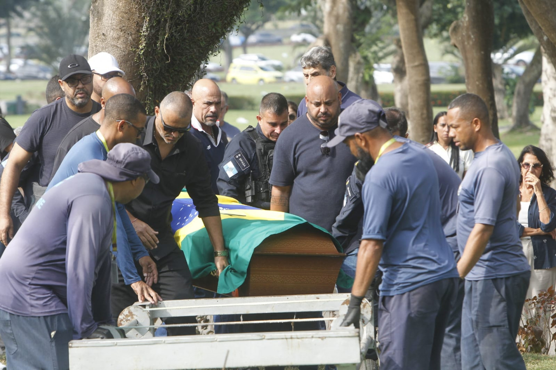 Sargento Rildo Monteiro dos Santos é sepultado no Cemitério Jardim da Saudade, em Sulacap - Reginaldo Pimenta / Agência O Dia