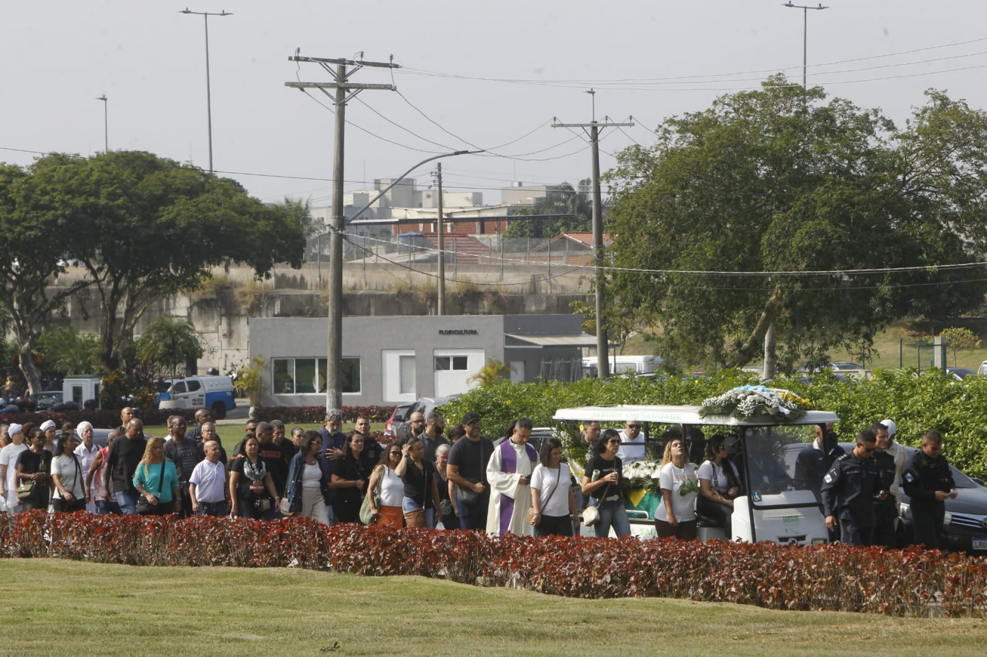 Sargento Rildo Monteiro dos Santos é sepultado no Cemitério Jardim da Saudade, em Sulacap - Reginaldo Pimenta / Agência O Dia