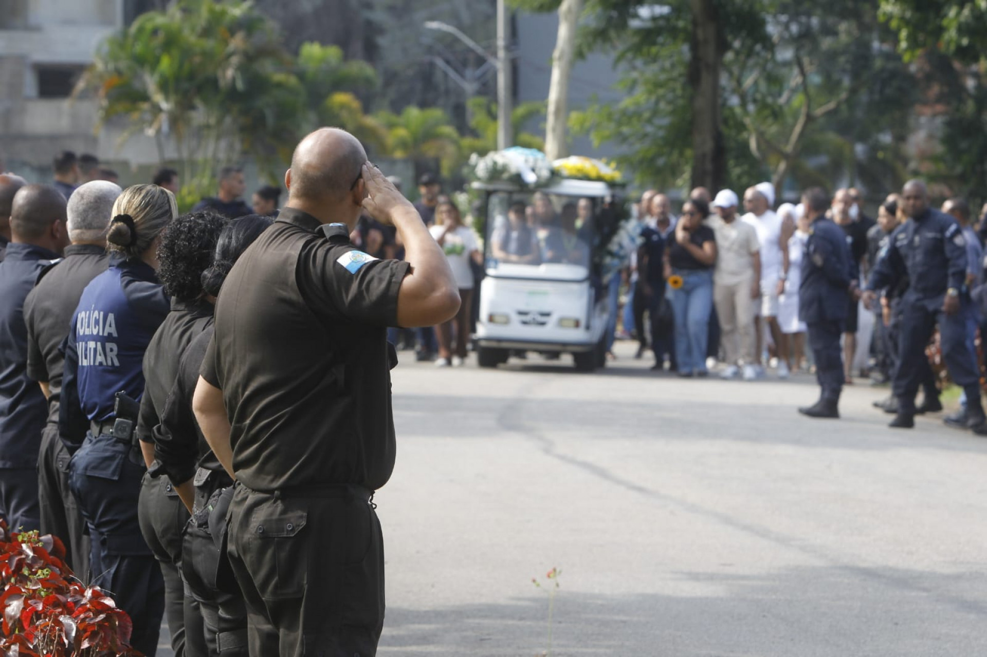 PMs homenageiam o sargento Rildo Monteiro dos Santos, sepultado no Cemitério Jardim da Saudade, em Sulacap - Reginaldo Pimenta / Agência O Dia