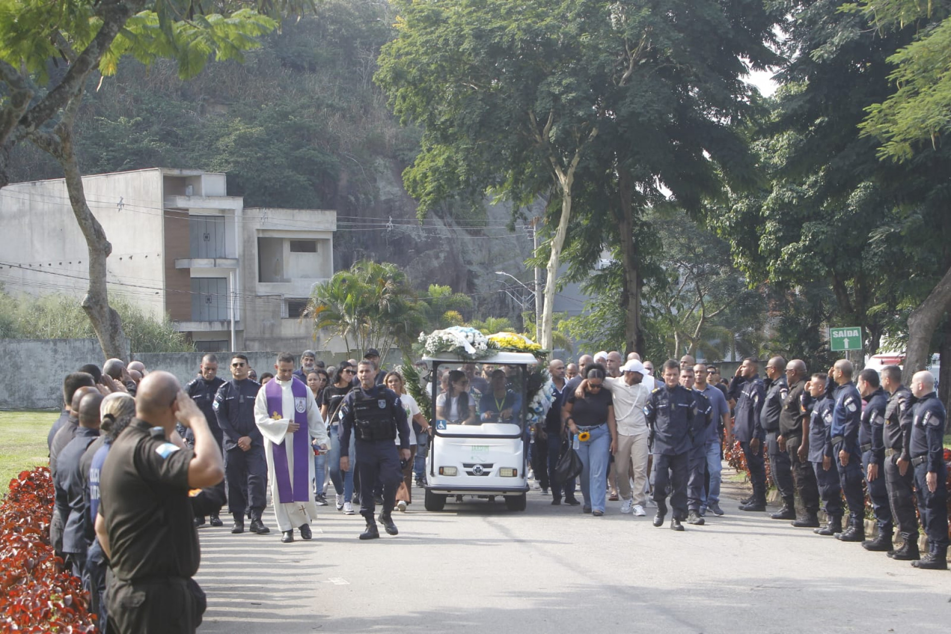Sargento Rildo Monteiro dos Santos é sepultado após ser morto em tentativa de assalto - Reginaldo Pimenta / Agência O Dia