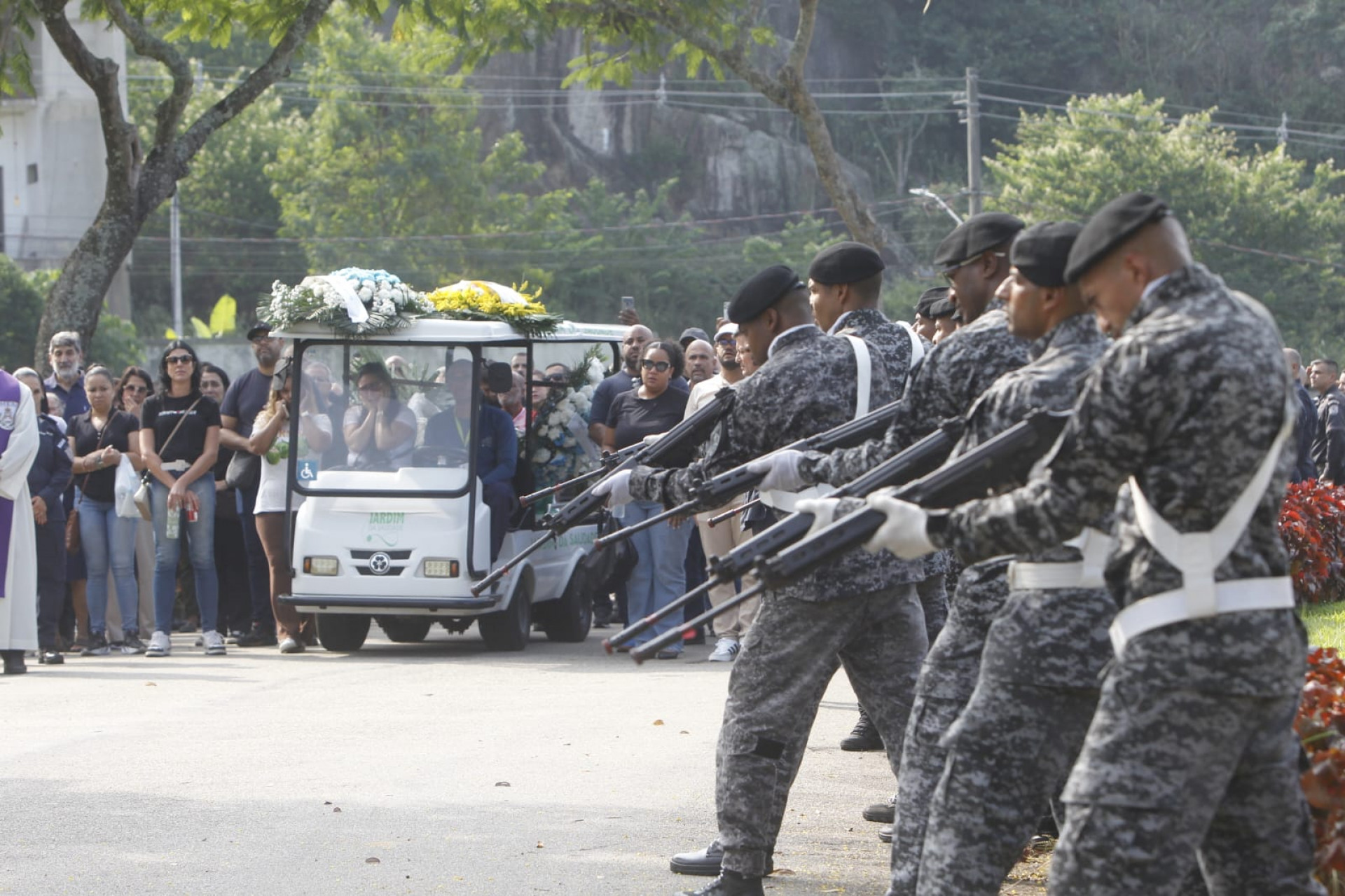PMs homenageiam o sargento Rildo Monteiro dos Santos, sepultado no Cemitério Jardim da Saudade, em Sulacap - Reginaldo Pimenta / Agência O Dia
