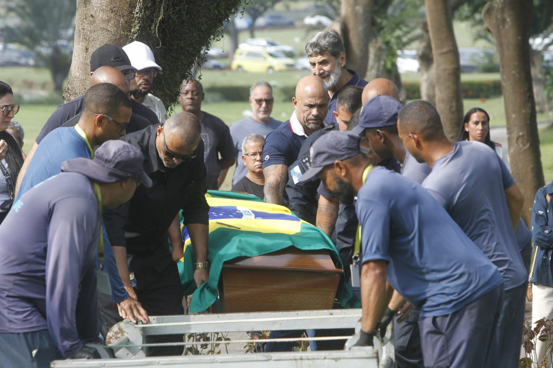 Sargento Rildo Monteiro dos Santos é sepultado no Cemitério Jardim da Saudade, após ser morto em tentativa de assalto - Reginaldo Pimenta / Agência O Dia