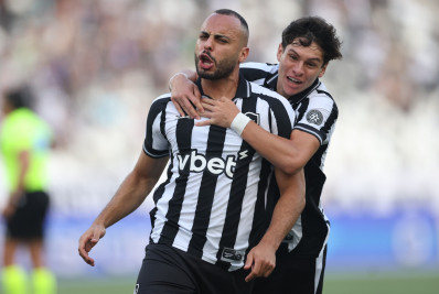 Arthur Cabral faz três gols, Botafogo vence Corinthians e encosta no G-5 do Brasileirão