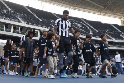 Barboza se emociona em despedida do Botafogo no Nilton Santos