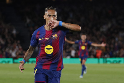 Raphinha brilha, e Barcelona bate o Betis na despedida de Lewandowski