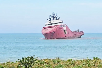 Embarcação encalhada na Praia Campista mobiliza atenção e levanta alerta no setor offshore