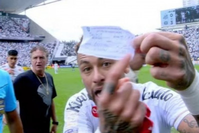 Árbitro culpa auxiliar do Santos por erro em substituição de Neymar