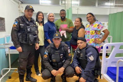 Policiais salvam recém-nascida engasgada em São Gonçalo