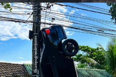 Vídeo: carro fica 'de cabeça para baixo' após colisão com poste em Guaratiba