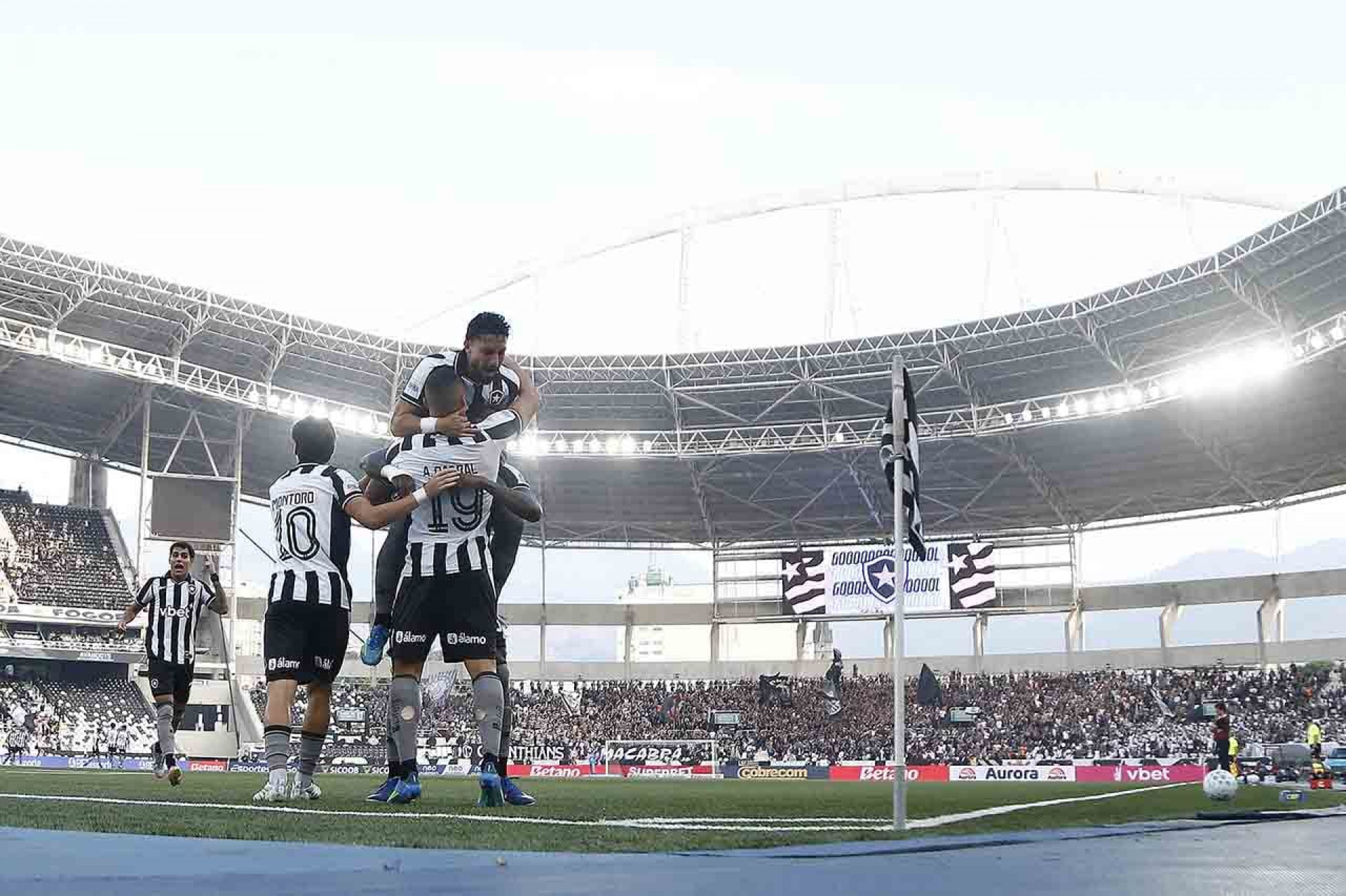 Com hat-trick de Arthur Cabral, Botafogo vence Corinthians no Nilton Santos