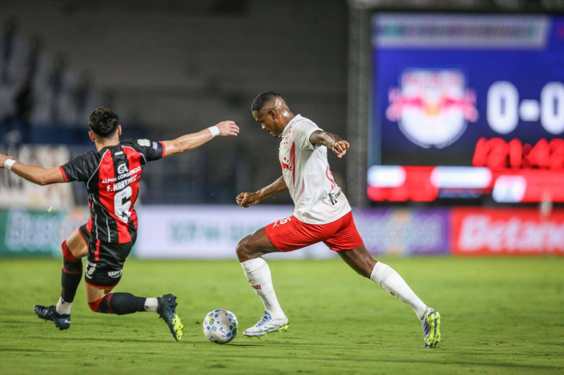 Com gol de Tiago Volpi, Bragantino faz dever de casa e bate o Vit&oacute;ria