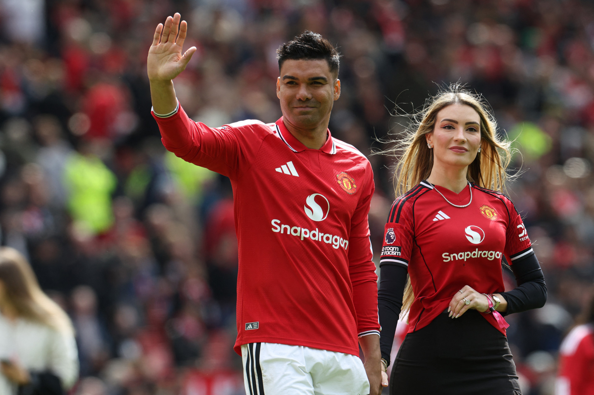 Ao lado da mulher, Casemiro se emociona em despedida do Old Trafford