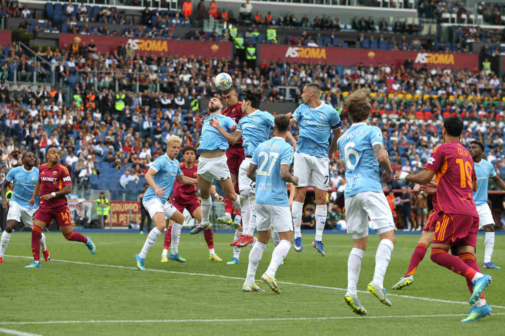Com dois gols de zagueiro, Roma vence a Lazio e fica perto da Champions