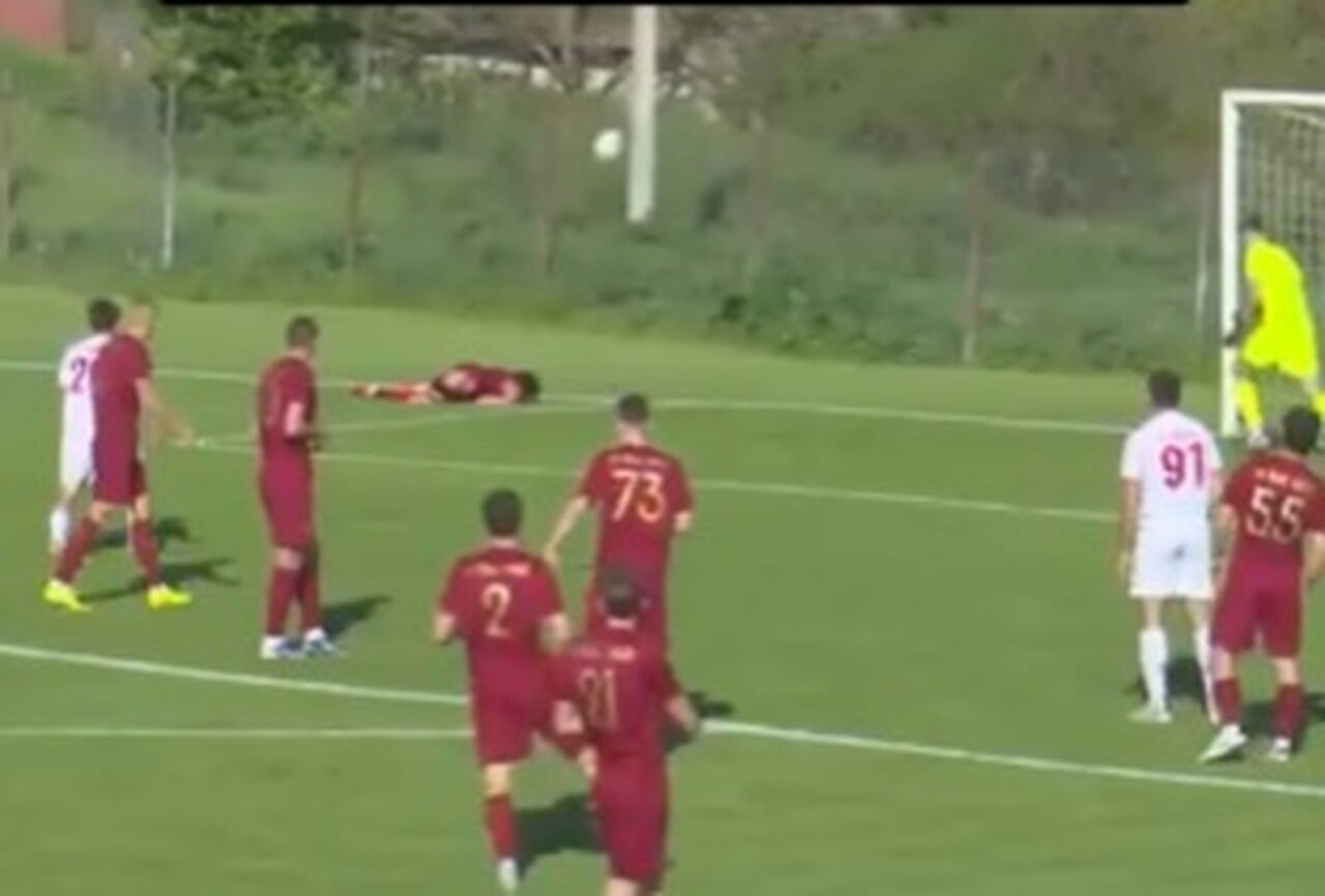 V&iacute;deo: jogador contundido faz um gol contra bizarro no futebol da Mold&aacute;via