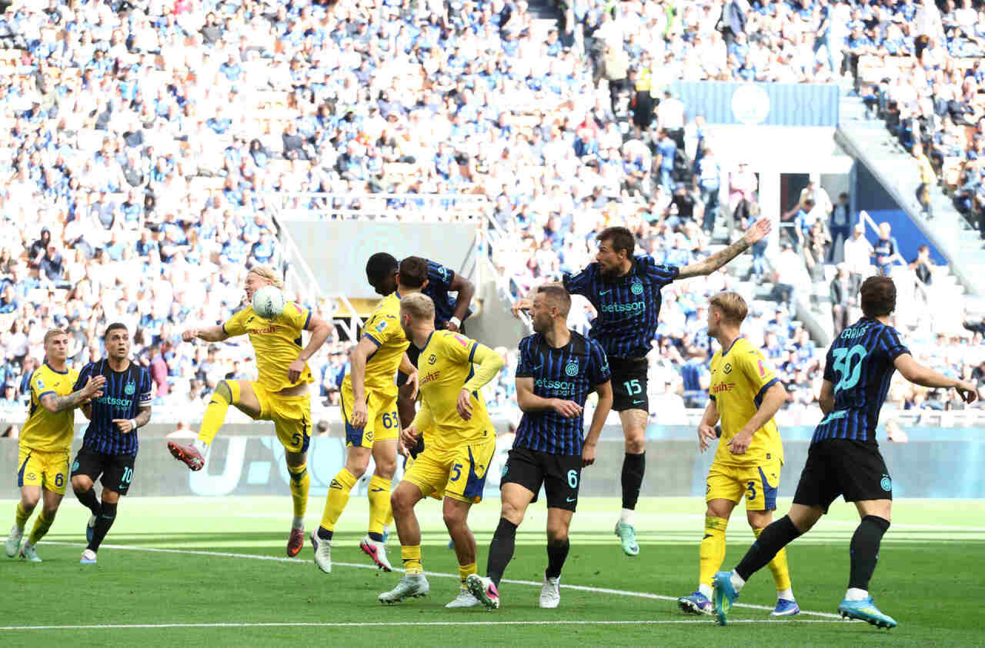 Com t&iacute;tulo na m&atilde;o, Internazionale faz jogo pregui&ccedil;oso e empata com o Verona