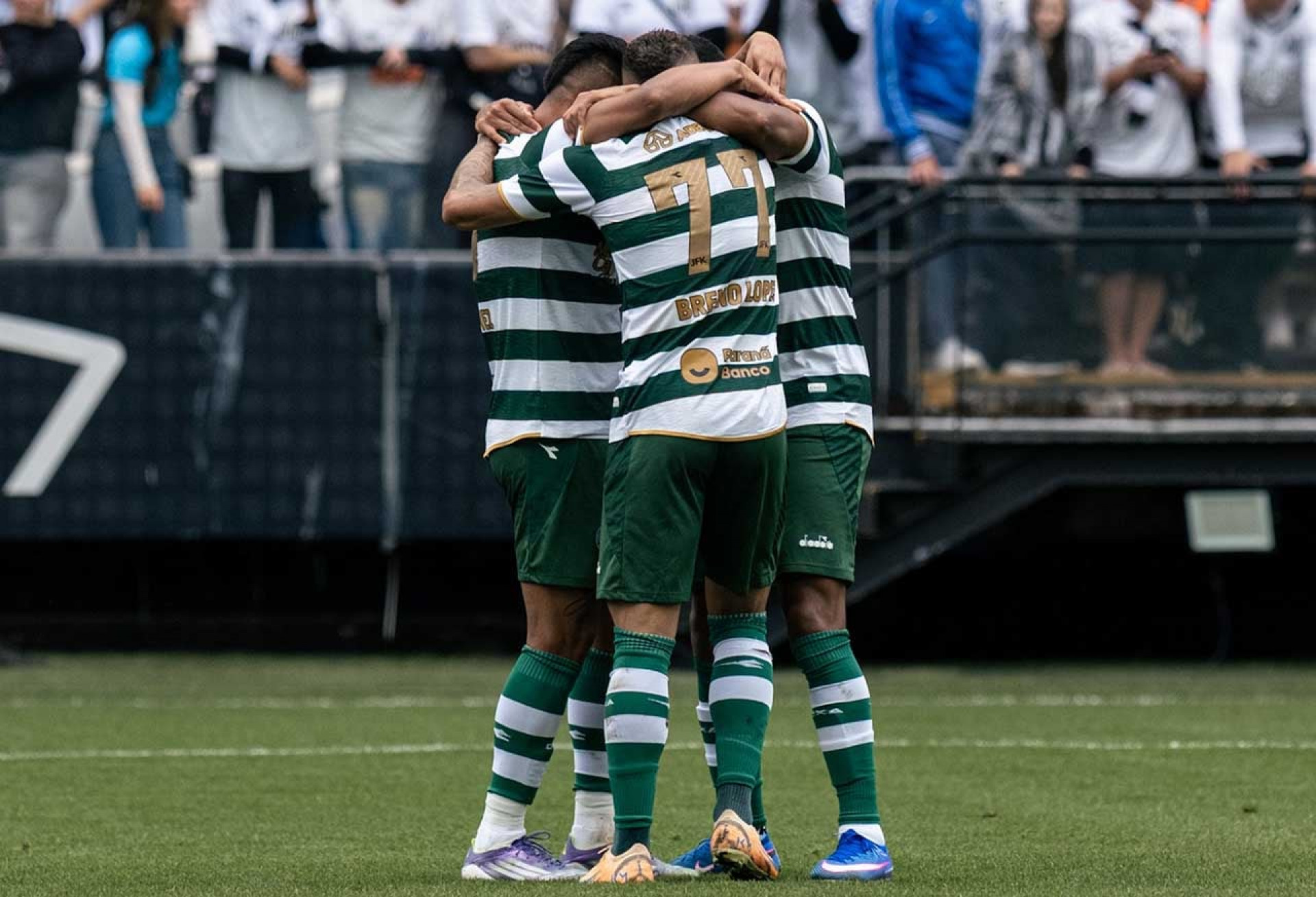Breno Lopes brilha em vit&oacute;ria do Coritiba sobre o Santos e comenta provoca&ccedil;&atilde;o