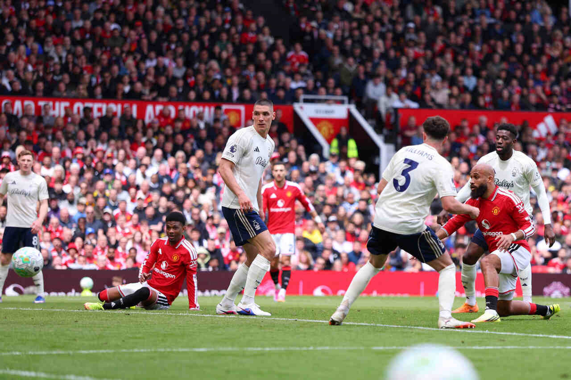 Premier League: United vence Nottingham Forest com homenagens a Casemiro