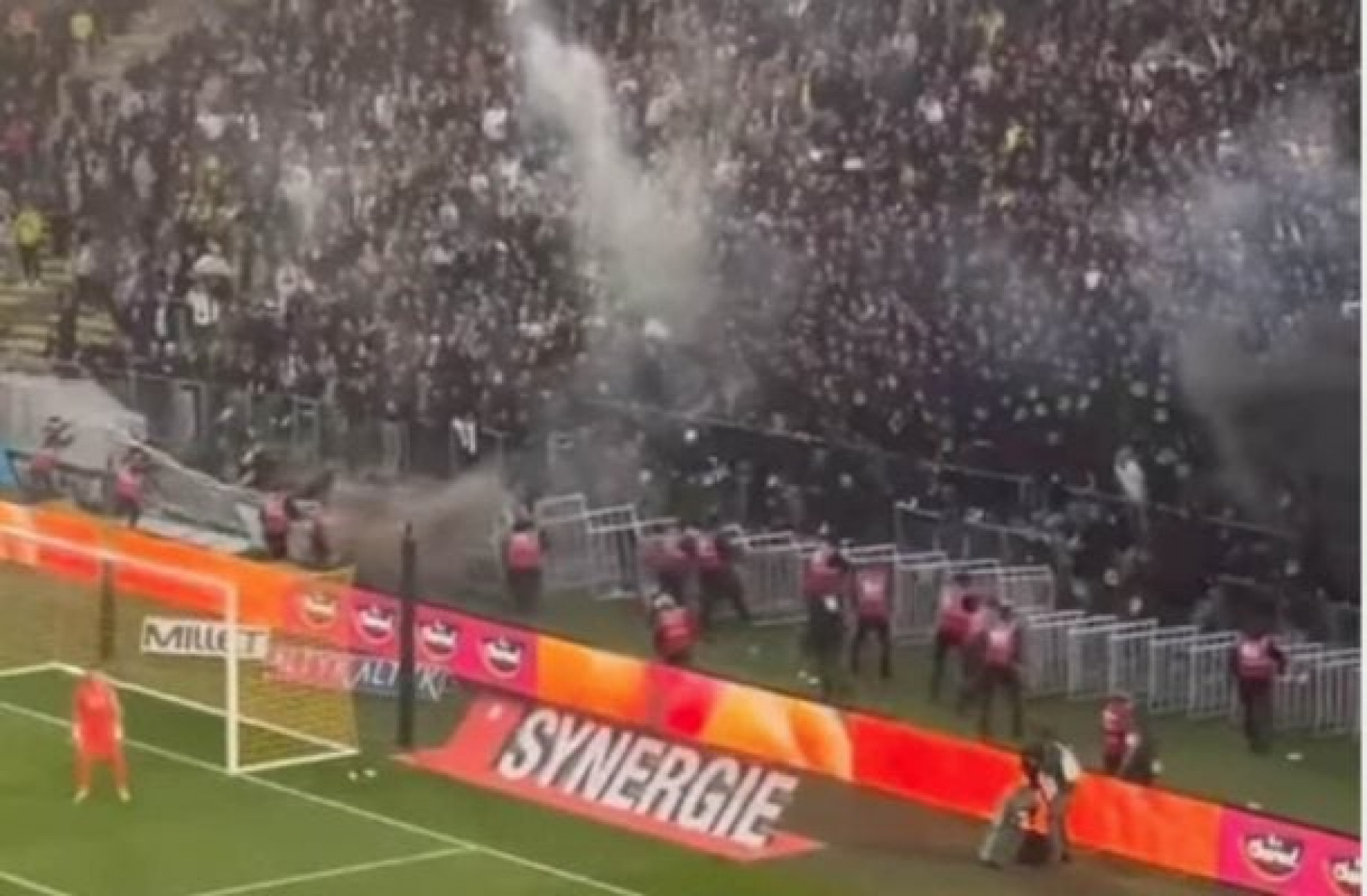 V&acirc;ndalos do Nantes invadem campo e juiz cancela jogo