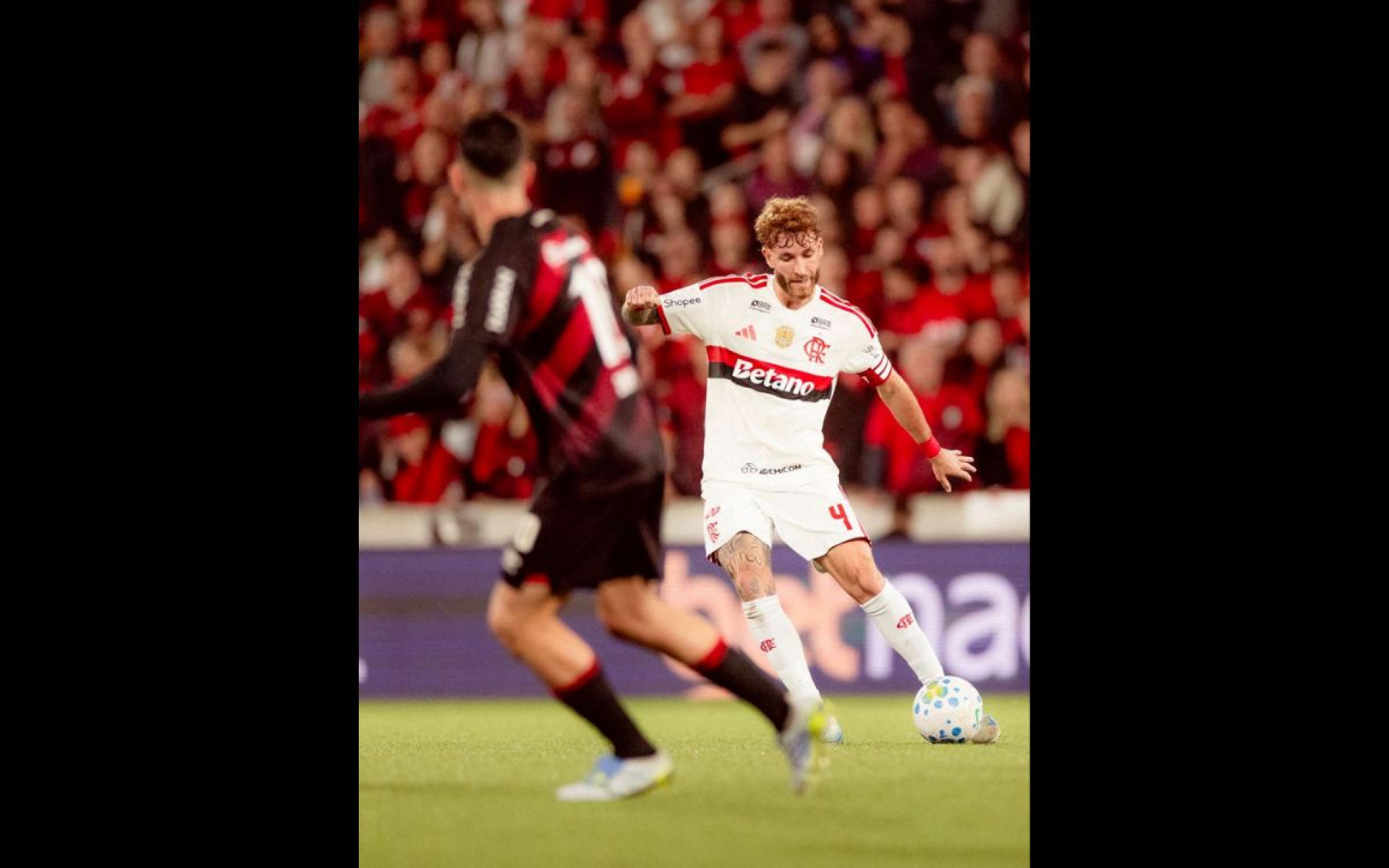 Léo Pereira em ação no duelo entre Athletico-PR e Flamengo, na Arena da Baixada - Adriano Fontes / Flamengo