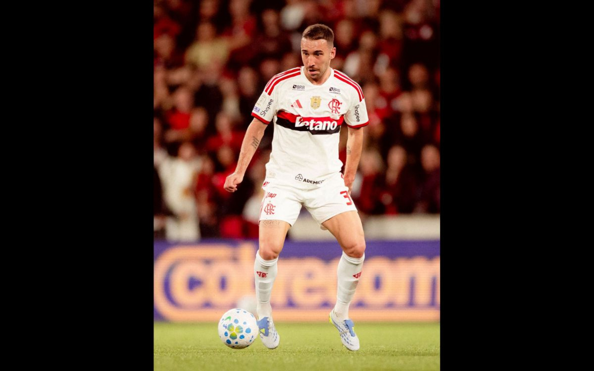 Léo Ortiz em ação no duelo entre Athletico-PR e Flamengo, na Arena da Baixada - Adriano Fontes / Flamengo