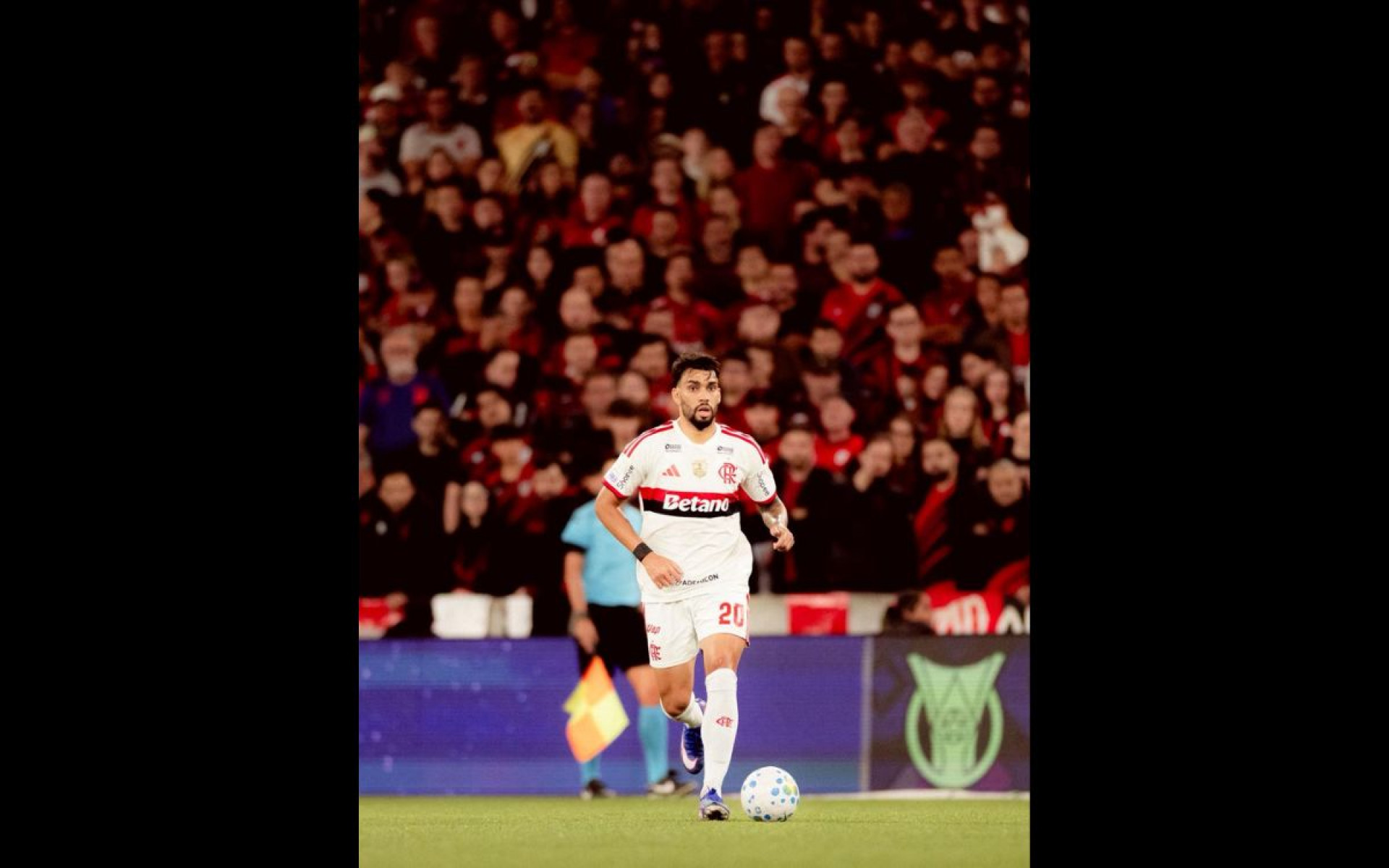 Lucas Paquetá em ação no duelo entre Athletico-PR e Flamengo, na Arena da Baixada - Adriano Fontes / Flamengo