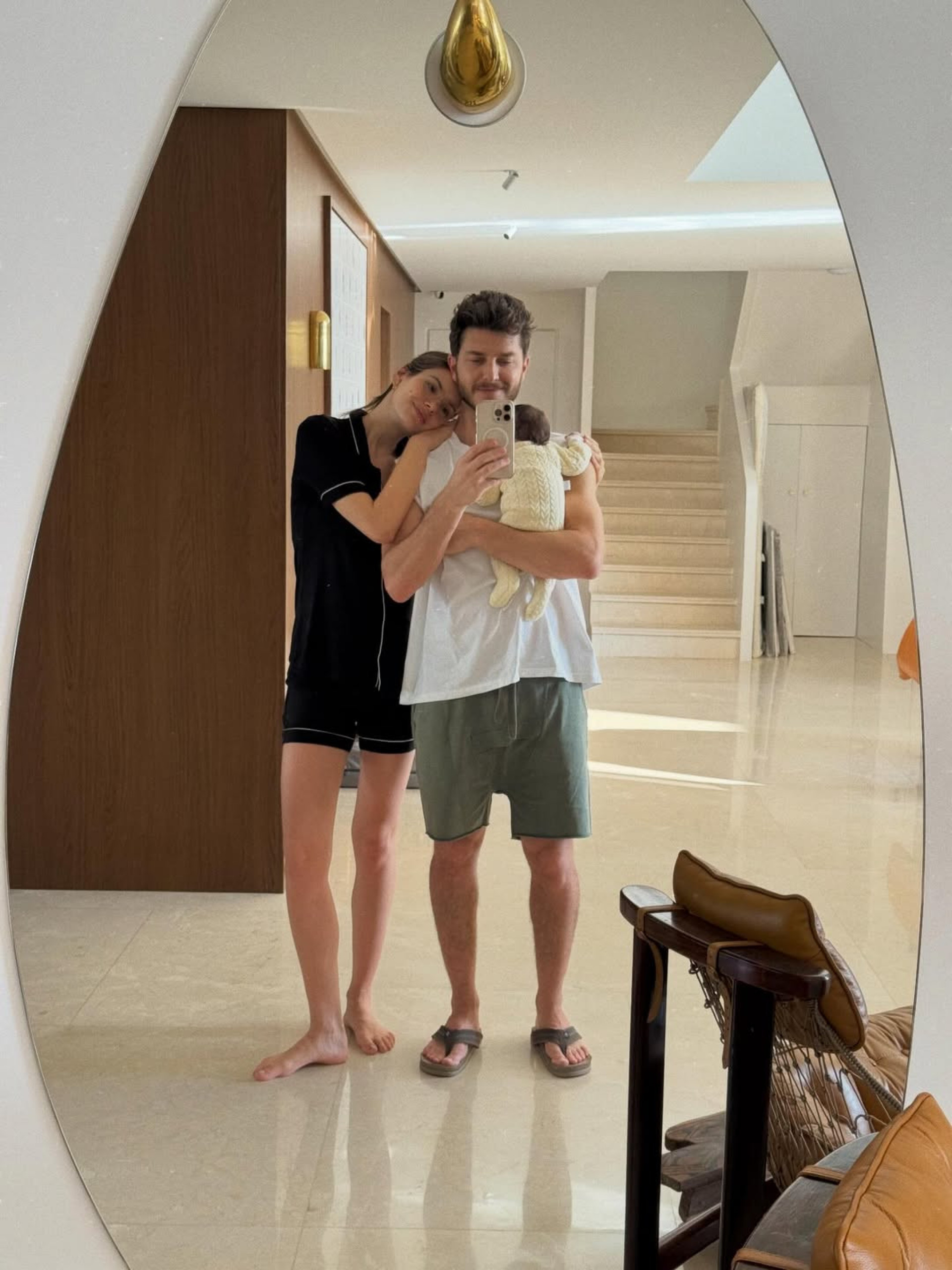 Camila Queiroz e Klebber Toledo ir&atilde;o viajar com a filha  - Reprodu&ccedil;&atilde;o/Instagram