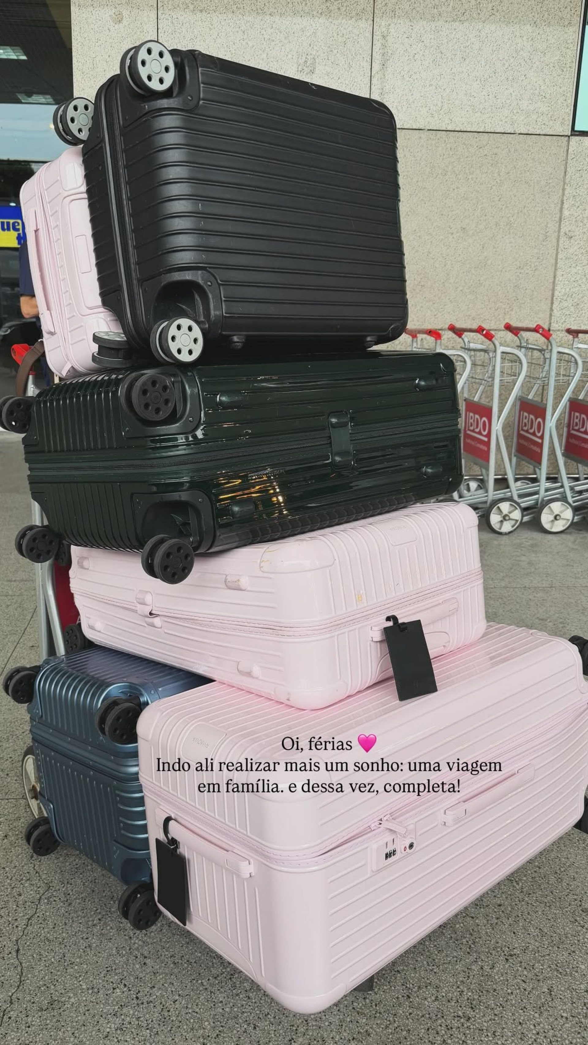 Camila Queiroz exibiu malas antes de viagem em família  - Reprodução/Instagram