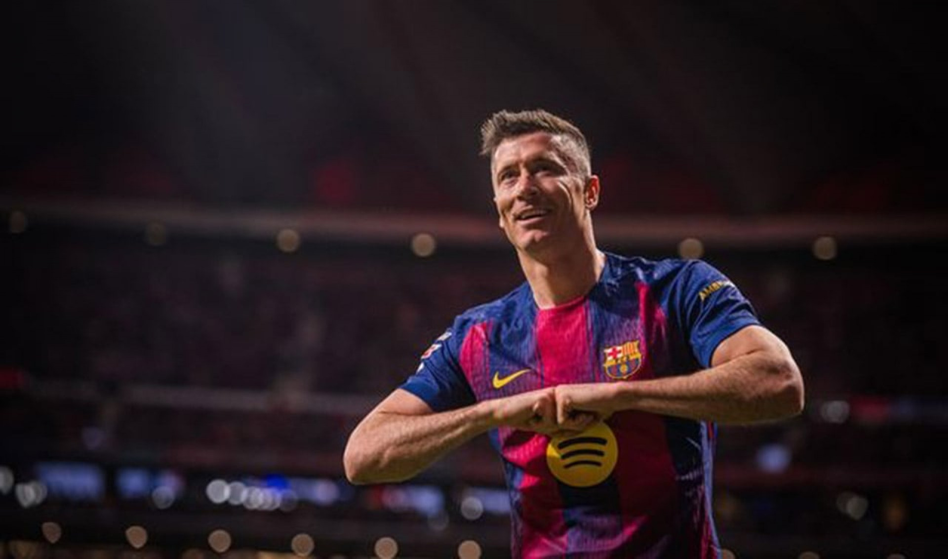 Raphinha d&aacute; show no jogo de despedida de Lewandowski do Camp Nou