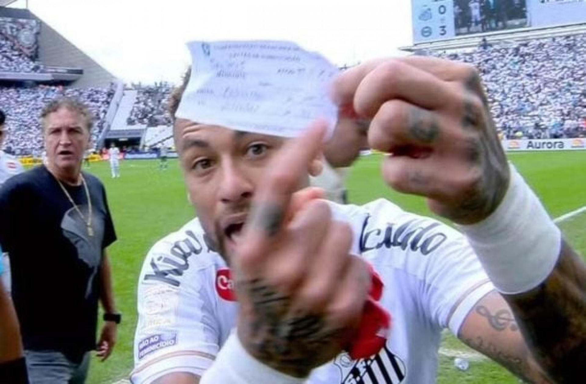 Neymar &eacute; substitu&iacute;do por engano e se revolta em jogo do Santos