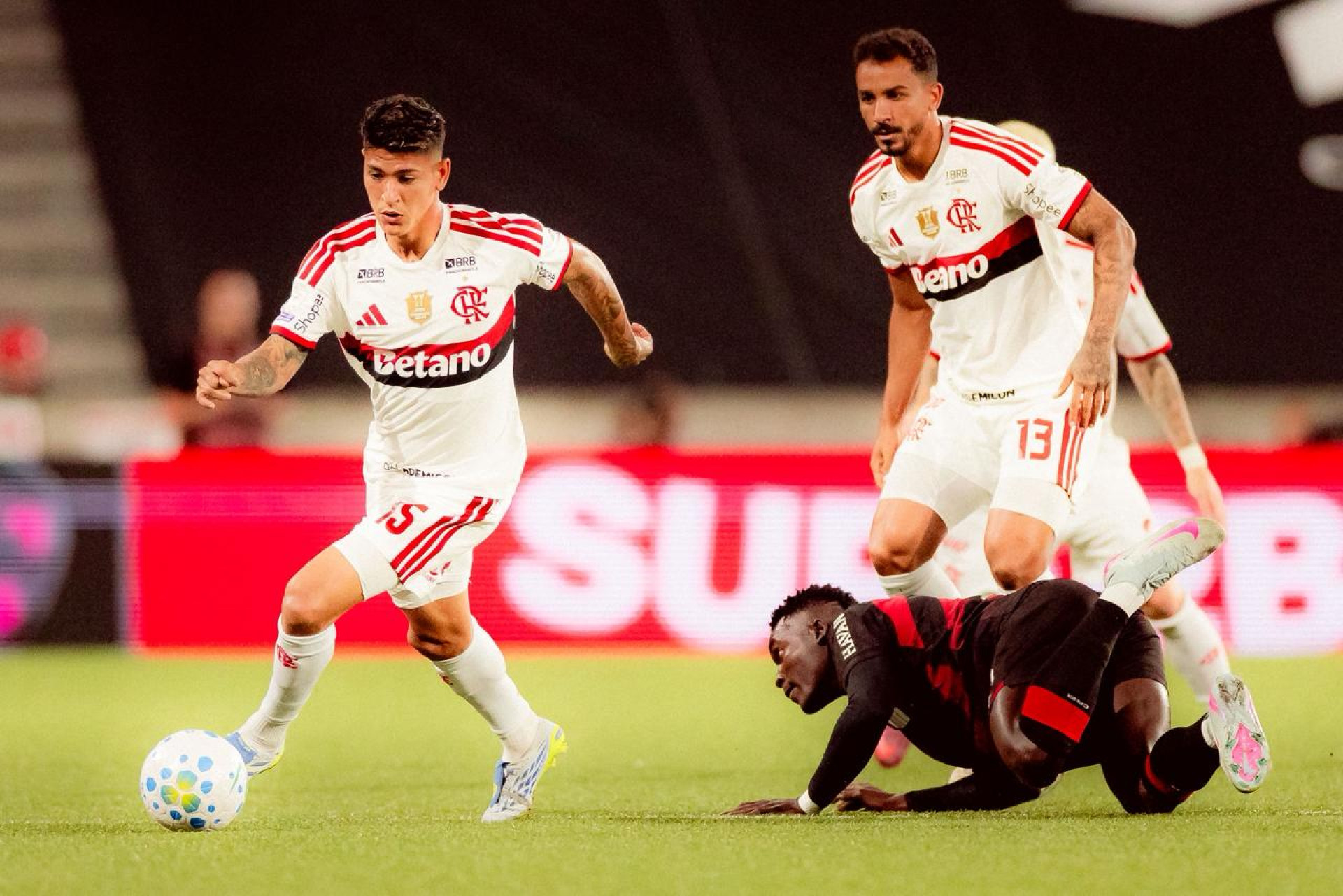 Carrascal em ação no duelo entre Athletico-PR e Flamengo, na Arena da Baixada - Adriano Fontes / Flamengo