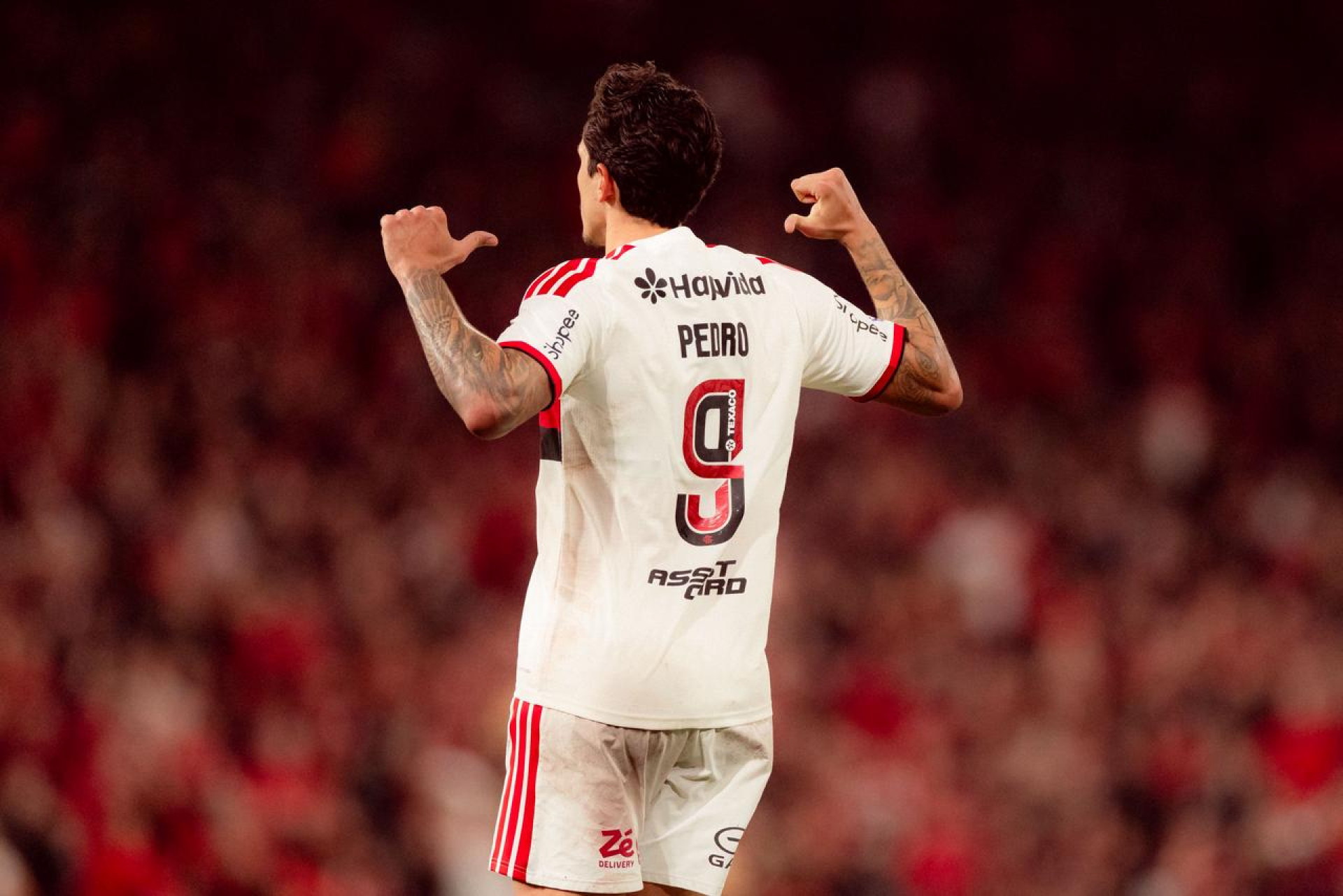 Pedro comemora gol marcado pelo Flamengo sobre o Athletico-PR, na Arena da Baixada - Adriano Fontes / Flamengo
