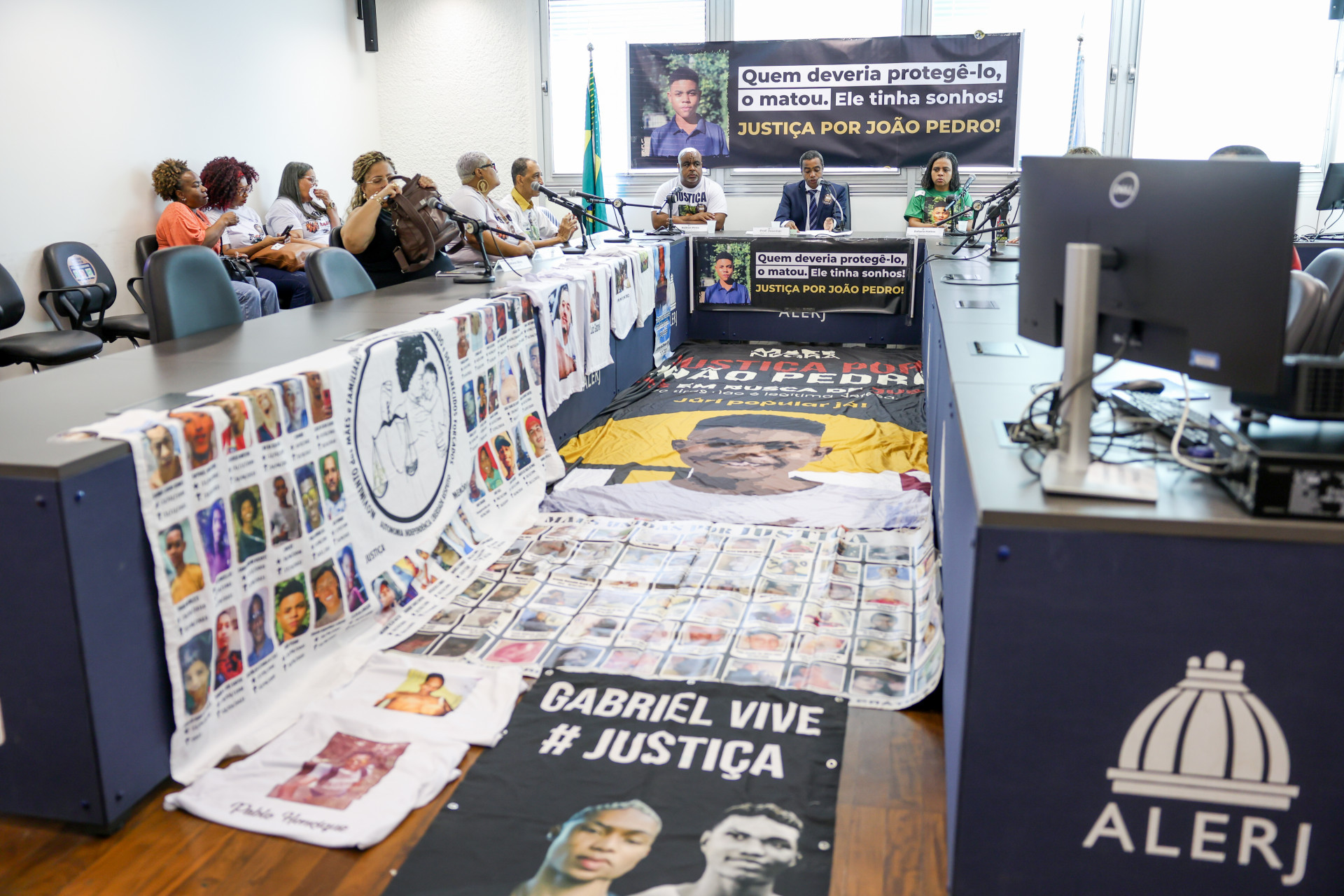 Neilton da Costa Pinto e Rafaela Matos, pais do menino João Pedro, participam de reunião na Alerj - Divulgação / Alerj / Erick Quintanilha