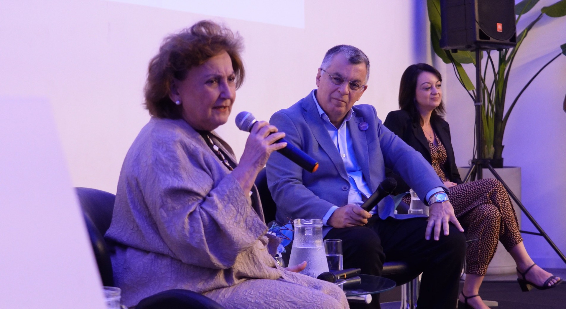 Margareth Dalcomo (&agrave; esq.), &Eacute;dison Carlos e Maria Fantinatti levaram o tema a um p&uacute;blico atento - Divulga&ccedil;&atilde;o