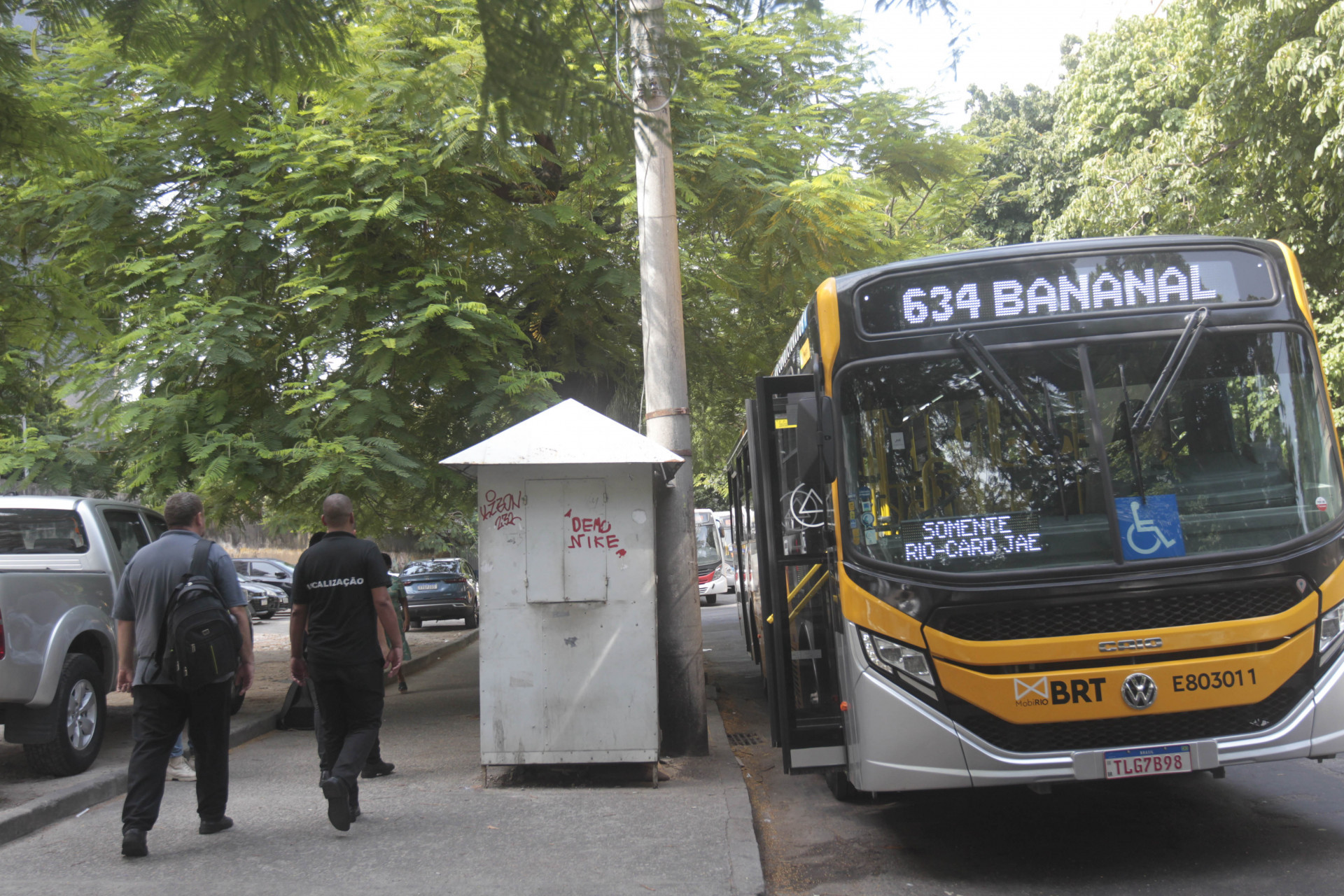 Movimenta&ccedil;&atilde;o no ponto final da linha 634, na Pra&ccedil;a Sans Pena, na Tijuca, nesta segunda-feira (18) - Reginaldo Pimenta/Ag&ecirc;ncia O Dia