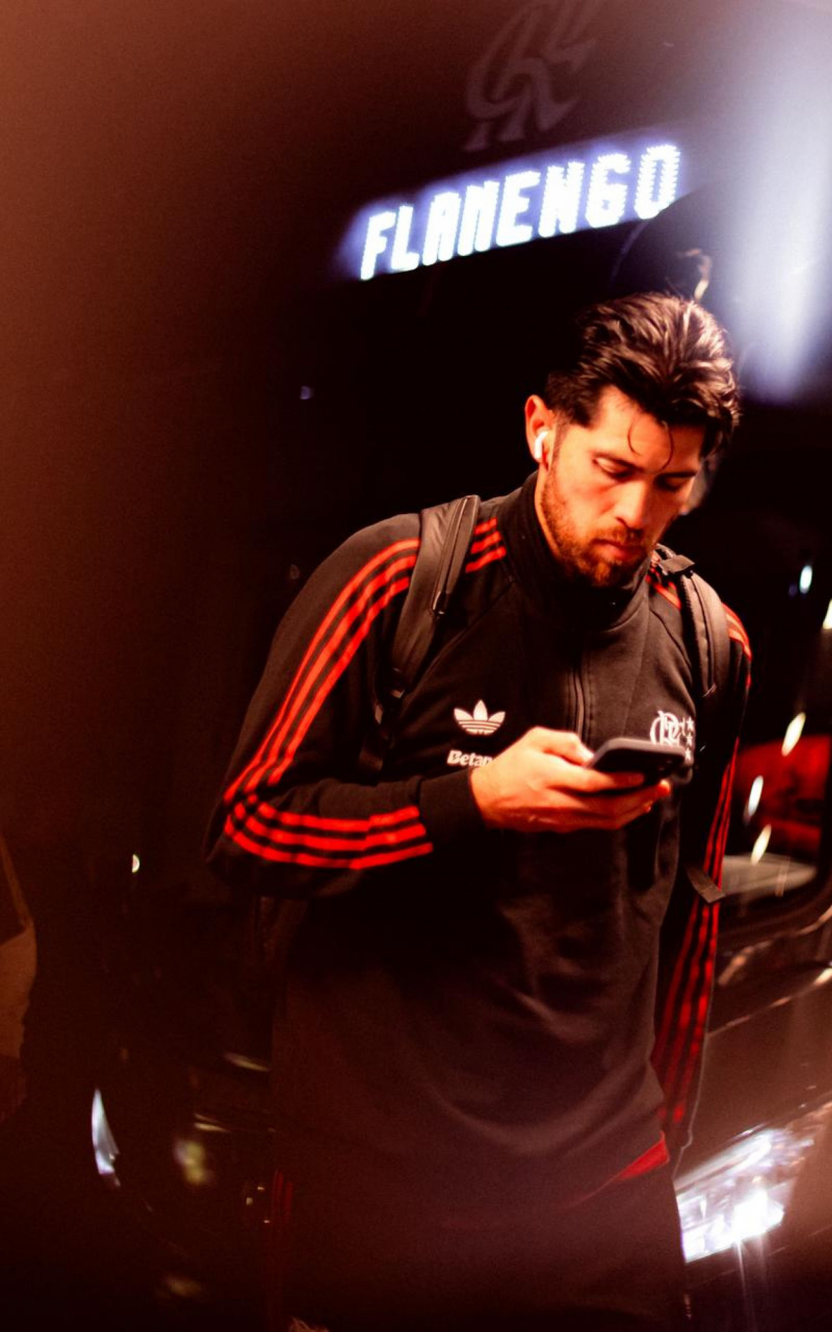 Rossi durante o desembarque em Curitiba para a partida contra o Athletico-PR - Adriano Fontes / Flamengo