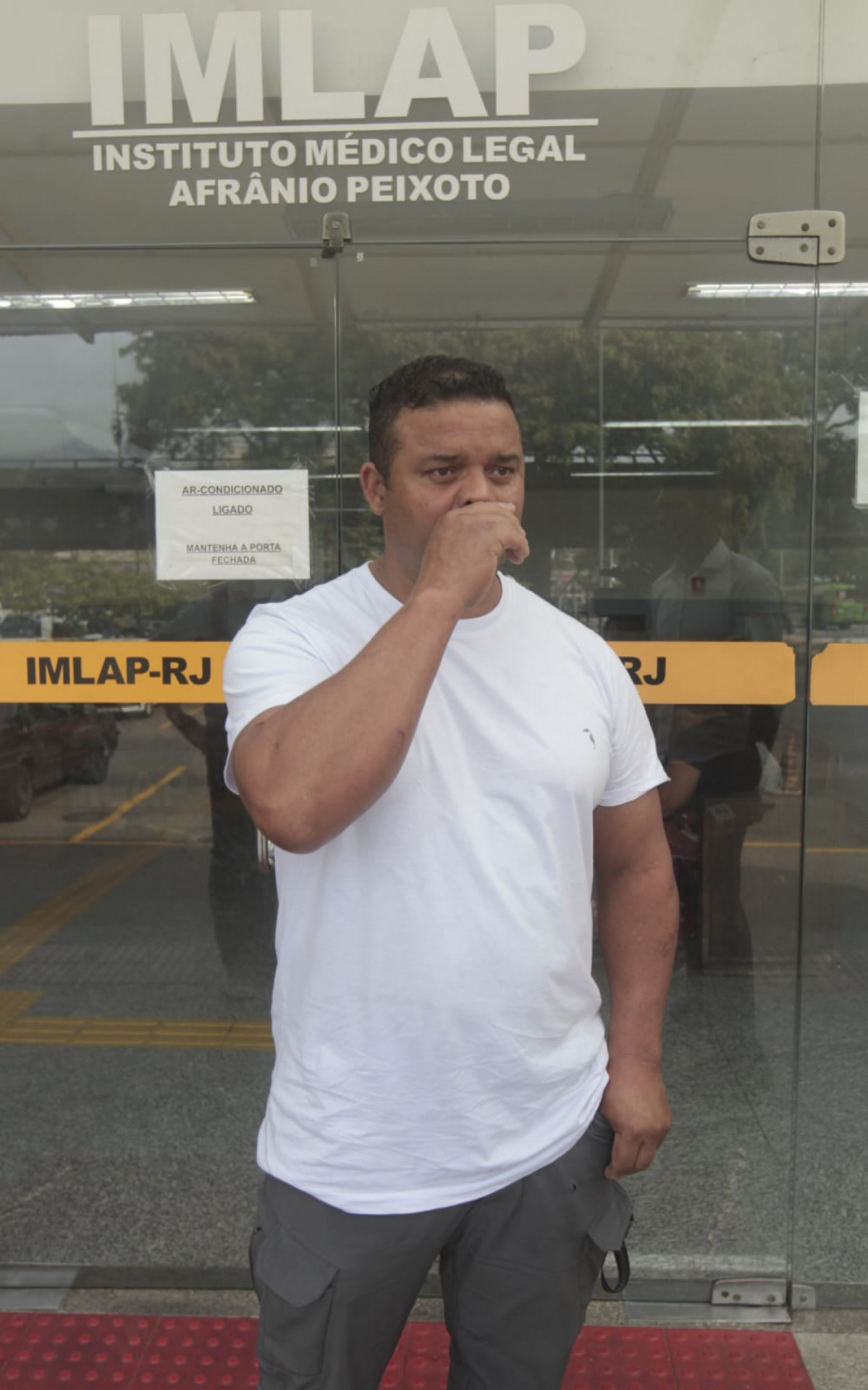 Leandro Tião, pai de Isabel, esteve no IML para realizar a liberação do corpo - Reginaldo Pimenta/Agência O DIA