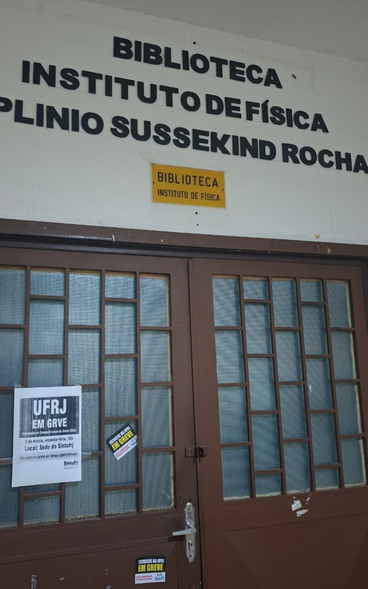Estudantes da UFRJ fazem paralisação e denunciam assédio, comida com larvas e falta de assistência