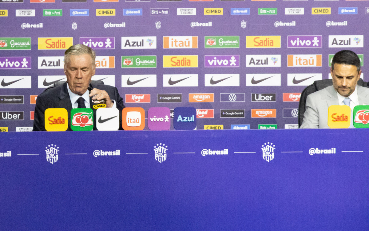 O técnico Carlo Ancelotti, acompanhado do presidente da CBF, Samir Xaud, anuncia a lista com os 26 jogadores convocados para a Copa do Mundo FIFA 2026, em evento realizado no Museu do Amanhã, no Rio de Janeiro, na tarde desta segunda-feira (18).