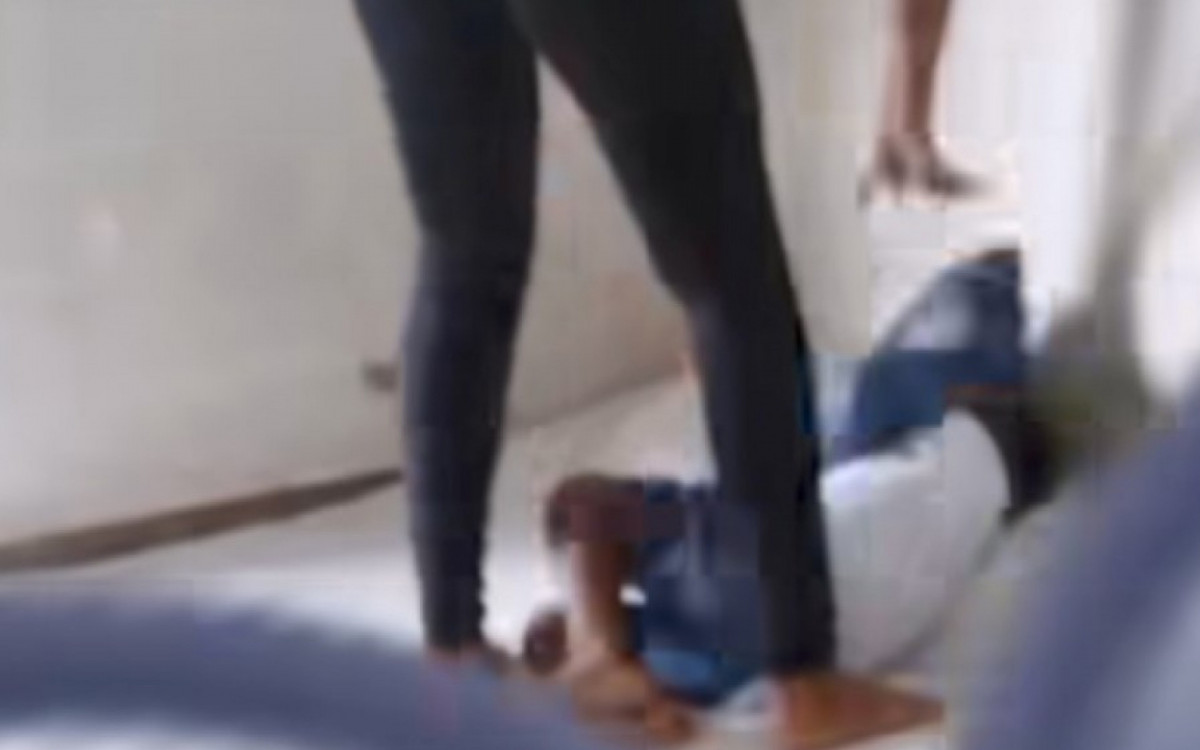 Imagens que circulam nas redes sociais mostram agressões a crianças