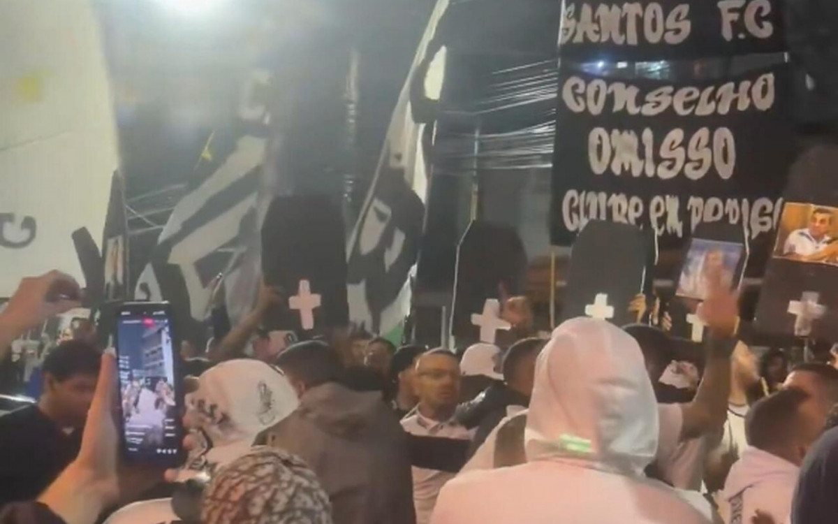 Torcida do Santos faz protesto na Vila Belmiro e chama conselheiros de “omissos”