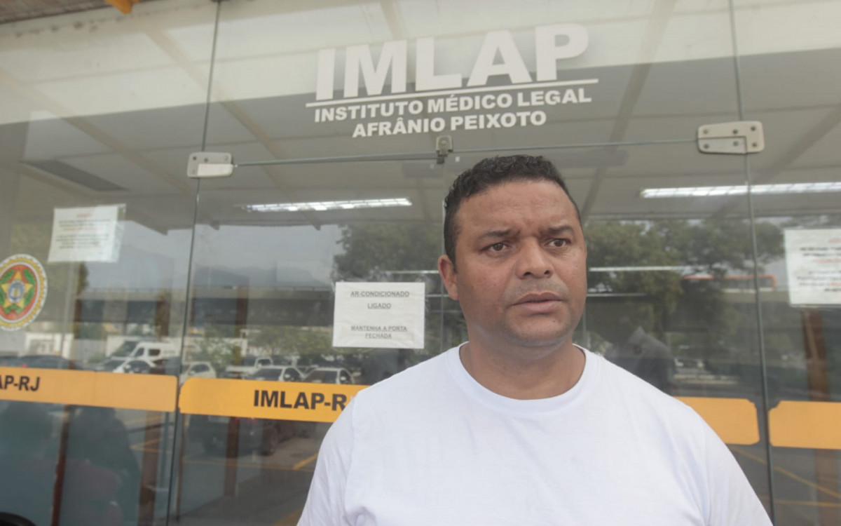 Leandro Tião, pai de Isabel, esteve no IML para realizar a liberação do corpo - Reginaldo Pimenta/Agência O DIA