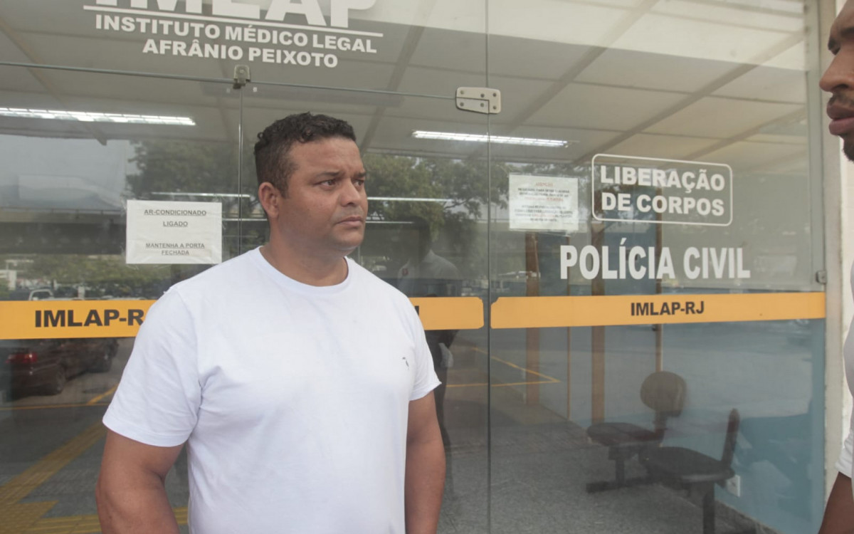 Leandro Tião, pai de Isabel, esteve no IML para realizar a liberação do corpo - Reginaldo Pimenta/Agência O DIA