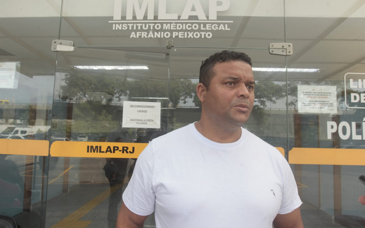 Leandro Tião, pai de Isabel, esteve no IML para realizar a liberação do corpo - Reginaldo Pimenta/Agência O DIA