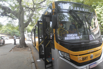 Primeiro dia útil de ônibus que não aceita pagamento em dinheiro divide opiniões no Rio