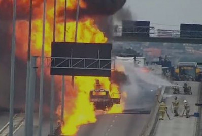 Vídeo: Caminhão-tanque pega fogo e interdita Avenida Brasil nos dois sentidos