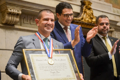 Presidente da Alerj, Douglas Ruas recebe Conjunto de Medalhas Pedro Ernesto na Câmara do Rio