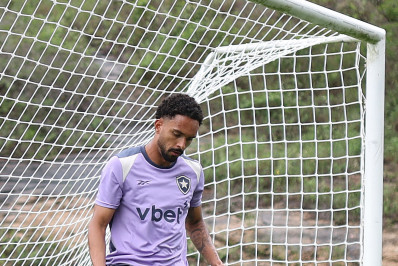 Lateral do Botafogo, Vitinho entra na mira do Zenit