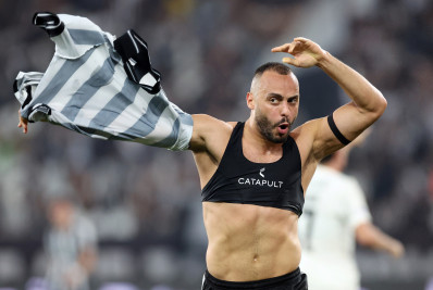 Botafogo celebra boa fase de Arthur Cabral e valoriza esforço: 'Sempre um dos que corre mais'